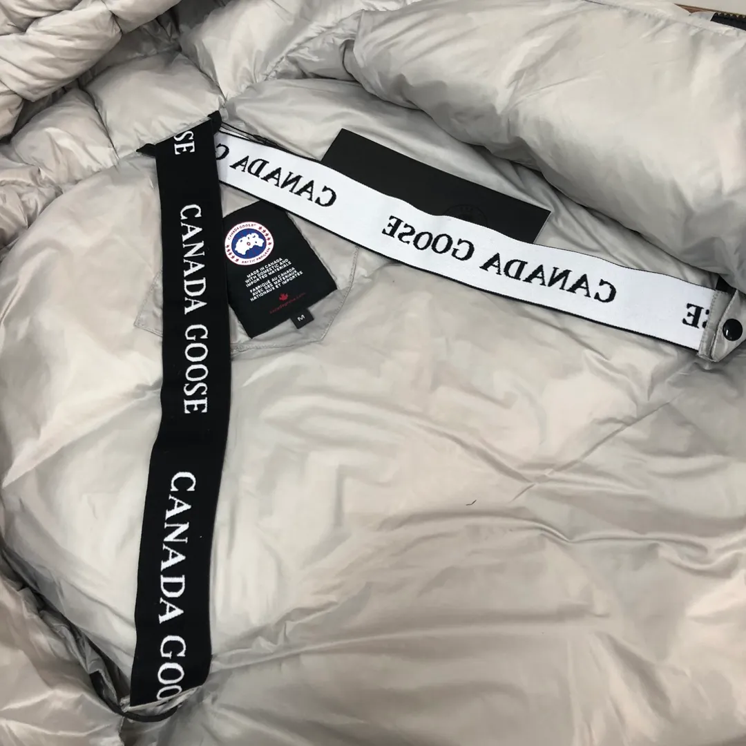 P880 Canada Goose/Canada Goose 2023 limited new Crofton bread down jacket for men and women] Exclusive design concept on the entire network: Canadian brand Canada Goose has always been recognized as the warmest down jacket, and various IS celebrities, Internet celebrities, and celebrities often wear it for street photos. I make Canada Goose every year, but I still can’t get rid of my love for the big geese. No matter how cold the days are, there is no need to be afraid, because there are big geese! Filled with 90% white duck down, Canada Goose is the legendary warmest down jacket and is known as a must-have for Arctic outdoor sports! The most popular down jacket in the world, celebrities are rushing to buy it, it is a must-have! Fabric + Features: ✅ Made of Japanese thermal fabric, with good thermal insulation performance, waterproof and windproof. Wear a hat when going out in the rainy season to keep warm and keep out the rain. ✅ It is filled with 90% international white duck down. The filling amount is much more than any other clothes on the market. Only in this way can it be full and the touch will be very soft. ✅ The original custom-made fabric is made of recycled Feather-Light tear-resistant fabric, which is ultra-light and has no weight-bearing feeling on the upper body and ensures the feel and bulkiness. The interior is made of nylon ylon double-layer sealing design, which will not cause any velvet leakage. The cold-proof effect is as high as level 4. ✅ The zipper is customized from Yoshida YKK factory, with clear engraving and perfect smooth texture. ✅Stand-collar hooded drawstring design achieves double warmth retention effect. ✅The inner ➕ has a waistband design and the waistband has logo embroidery to fit the body better and provide double windproof effect. ✅All accessories are 1:1 original factory. ✅ Imported Behringer embroidery machine to customize the 10,000-needle embroidery logo, 100% restored to the original product. ✅ Collar label, washed label, hang tag, zipper cord, pocket label, back label, collar velvet, Velcro fasteners, all details of the cuffs are authentic, and the hang tags and anti-counterfeiting labels are complete ✅ The cuffs are made of thickened seamless threads, which are warm and comfortable. Craftsmanship: Crofton loaf, the latest style in 2023, with cold protection effect up to level 4, made of recycled Feather-Light tear-resistant fabric, ultra-light, and no weight-bearing feeling on the upper body! The unique black label highlights your temperament‼ ️Color: black silver gray Size: S～XXL